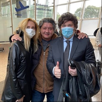 Renunciaron dos hombres clave en el armado de Javier Milei, que ubicó a su madre y surgen nuevas dudas en su campaña