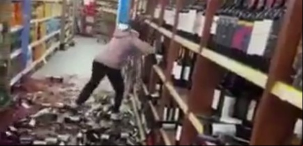 Enojada porque la despidieron de un supermercado, destrozó botellas de vino y terminó detenida