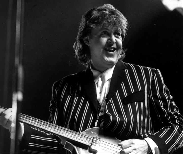 Una imagen en blanco y negro de Paul McCartney, en sus históricos primeros shows en River, en diciembre de 1993. Foto: Archivo Clarín
