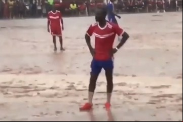 A lo Maradona: Sadio Mané jugó un partido en una cancha llena de barro