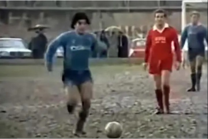 Diego Maradona, en 1985 jugó un partido a beneficio en una cancha pasada de barro
