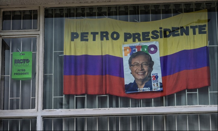Una bandera hace propaganda por Gustavo Pedro, este jueves en Bogotá. Foto: AFP