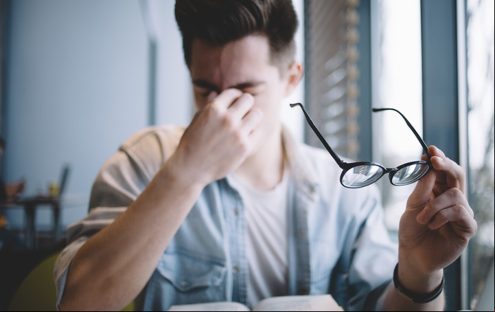 Sentirse cansado al despertarse es una clara señal de que el descanso no fue reparador. Foto Shutterstock.
