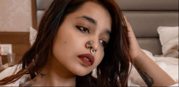 Una influencer apostó a la 'sologamia' y se casó con ella misma: "No necesito un príncipe azul"