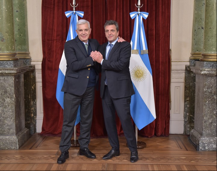 Julián Domínguez con Sergio Massa en junio de 2022.