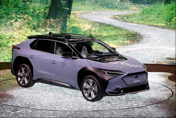 Subaru Solterra, el SUV eléctrico desarrollado en conjunto con Toyota. Foto: Mike Blake/ Reuters.
