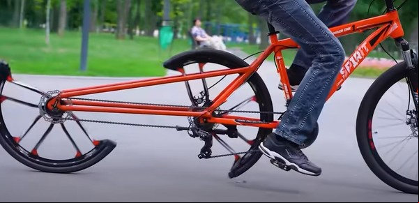Creó una bicicleta que funciona con una rueda partida al medio y se hizo viral: "Es una monstruosidad"