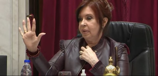 Cristina Kirchner y Luis Naidenoff, a los chispazos: "Son 5 minutos, five, míreme la mano"