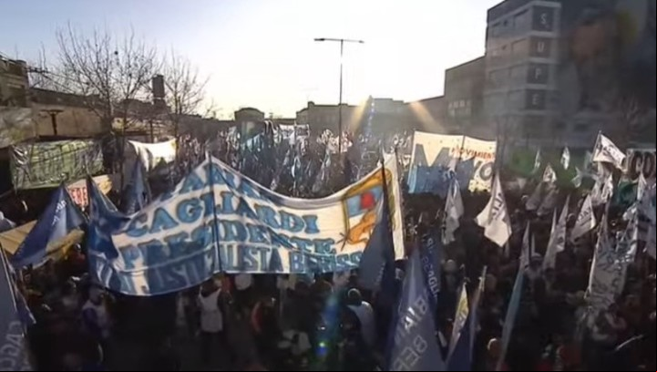 Los militantes del kirchnerismo acompañan a Cristina en Ensenada. Foto: captura.