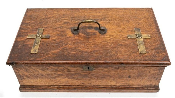 La caja con cerradura, presenta dos crucifijos de latón en la tapa que actúan como un dispositivo de bloqueo secreto deslizante (hansonsauctioneers.co.uk).
