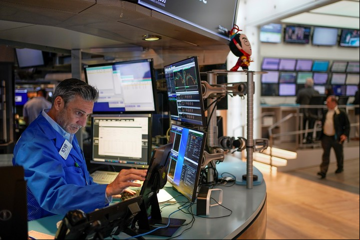 Un trader trabaja en Nueva York. Foto: AP