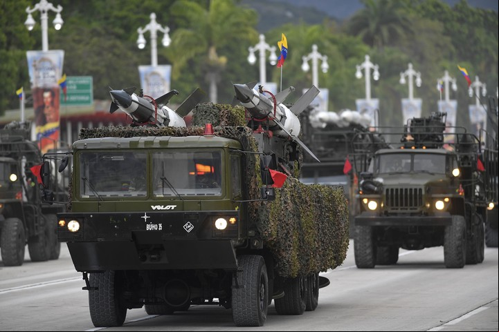 Camiones lanzamisiles durante el desfile del Día de la Independencia en Caracas. Foto: Bloomberg