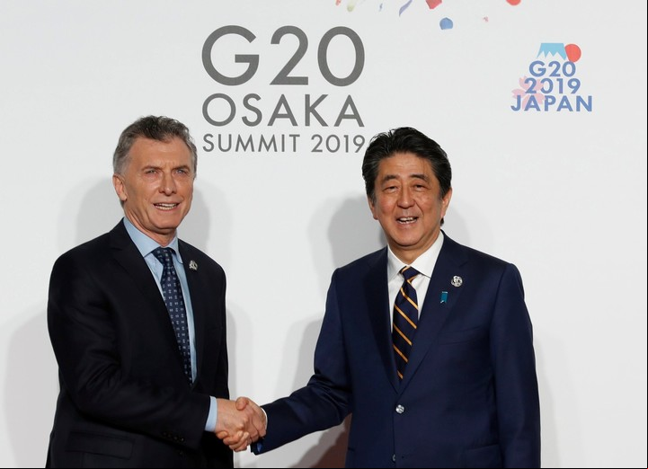 El ex primer ministro de Japón, Shinzo Abe, junto a Mauricio Macri. Foto EFE/ Kim Kyung-hoon.