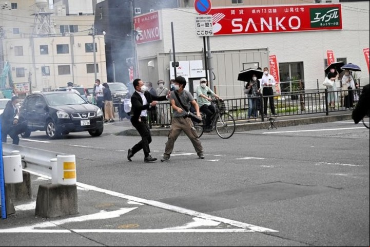 Así detuvieron al sospechoso de haber baleado a Shinzo Abe, ex primer ministro de Japón.