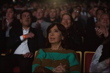 Cristina Kirchner en Santa Cruz: reto a la locutora que la llamó "excelentísima", revoleo de ministros y los "adictos" a sacar dólares