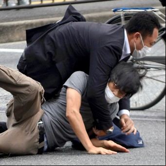 Explosivos, armas caseras y ex marino: Qué se sabe de Tetsuya Yamagami, el asesino de Shinzo Abe