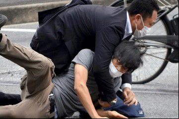 Explosivos, armas caseras y ex marino: Qué se sabe de Tetsuya Yamagami, el asesino de Shinzo Abe