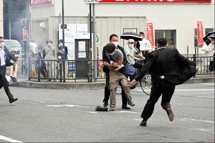 Así detuvieron al sospechoso de haber baleado a Shinzo Abe, ex primer ministro de Japón.