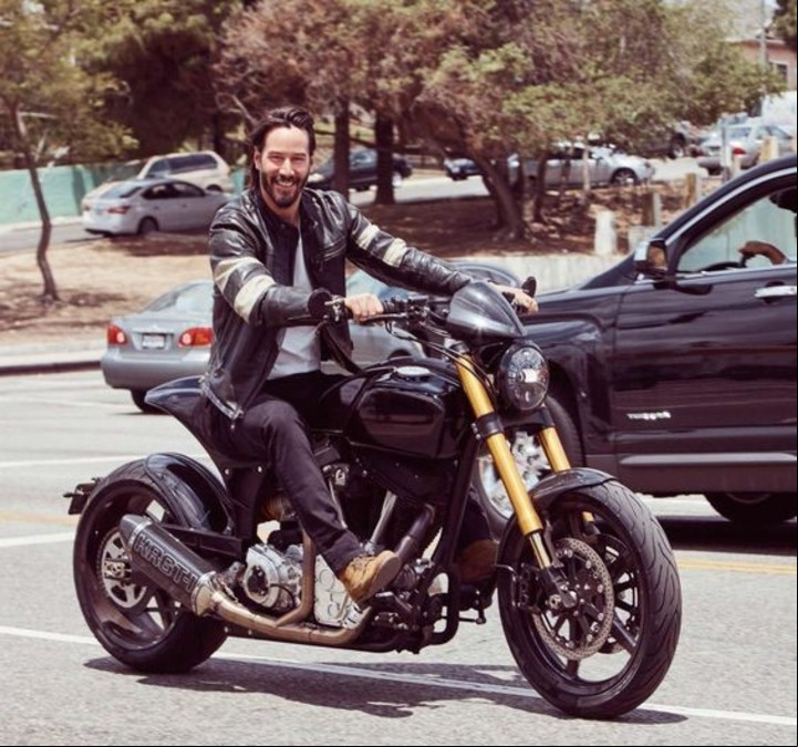 Keanu Reeves con una de las motos que fabrica: la KRGT-1 de Arch Motorcycle.