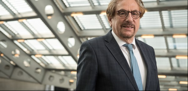 Gil Noam, psicólogo: "El desarrollo socio-emocional de los alumnos ayuda a evitar la deserción escolar"