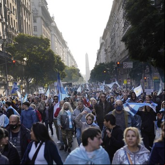 En fotos: banderazo en el Obelisco para protestar contra el Gobierno