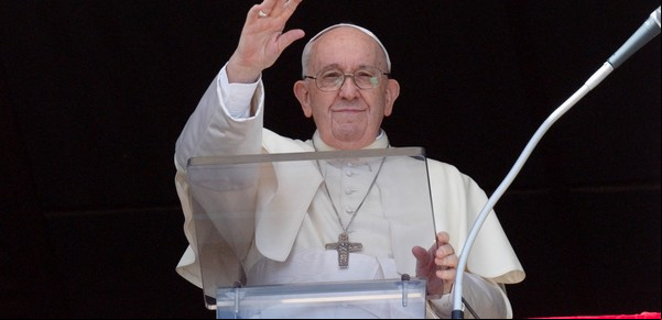 A un año de las protestas en Cuba, el papa Francisco dice que tiene una "relación humana con Raúl Castro"