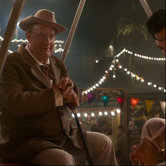 Elvis, con Tom Hanks, es brillante, ostentosa y entretiene
