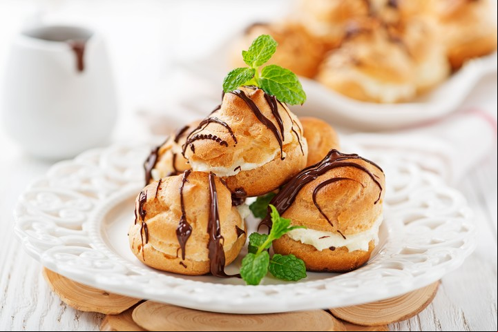 Los chouxs son popularmente conocidos como profiteroles. Foto: Shutterstock.