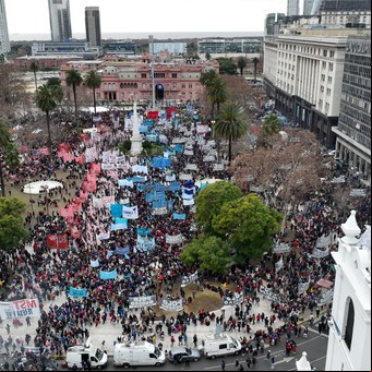 Piqueteros de izquierda y oficialistas protestaron en Plaza de Mayo: desistieron de hacer un acampe