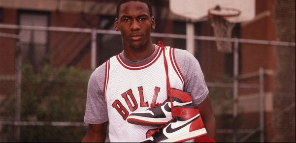 Los secretos de Nike: de vender zapatillas ajenas en el baúl de un auto al negocio increíble que rechazó Magic Johnson