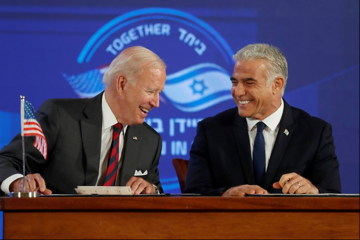 El presidente de Estados Unidos y el primer ministro de Israel Yair Lapid, este jueves en Jerusalén. Foto: AP