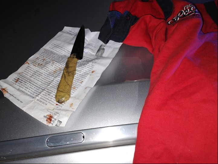 El arma que utilizaron para realizar el robo y el acta de liberación que habían obtenido los delincuentes horas antes.