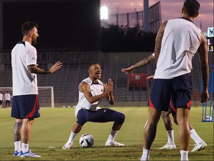Buen clima en PSG durante el entrenamiento en Tokio. Foto: AFP
