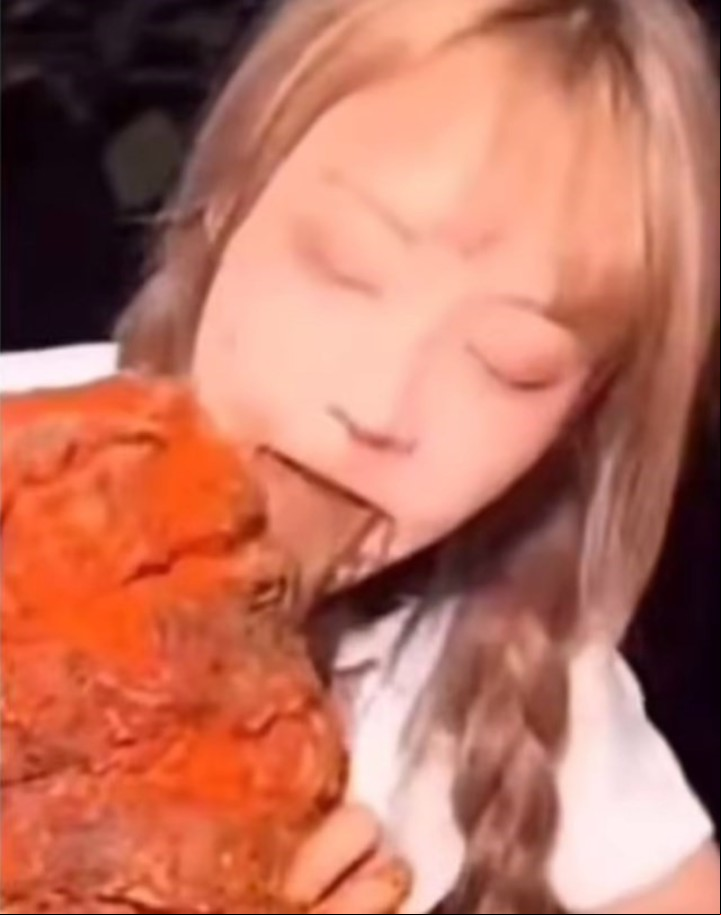 Se comió la cola asada del tiburón cubierta con pimienta mientras exclamaba: "¡Esto es tan delicioso!" (Captura de video).
