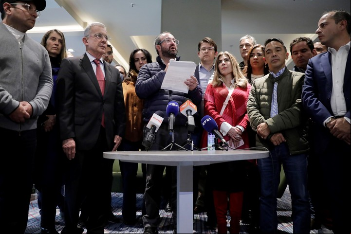 El senador Ciro Ramírez (c) habla durante una rueda de prensa junto al expresidente de Colombia Álvaro Uribe Vélez. Foto EFE