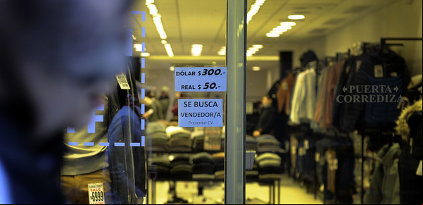 El Gobierno sale a la caza del dólar viajero: cuánta plata que hoy se va al blue podría ingresar por esa vía
