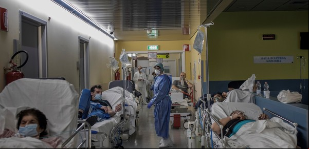 En medio de una ola de COVID, Europa cuenta los casos y sigue adelante