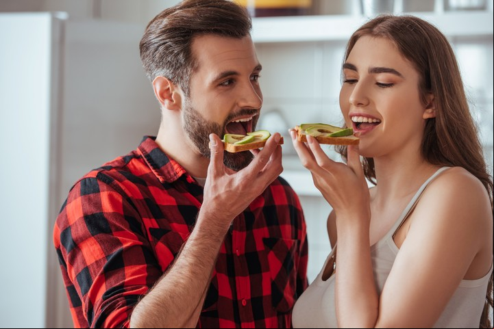 La palta combina muy bien con una tostada de pan con semillas, para incorporar en desyunos o meriendas. Foto Shutterstock.