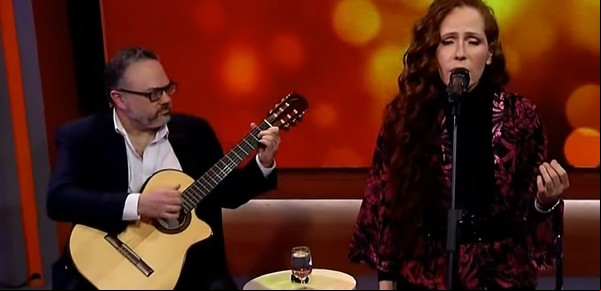 Matías Kulfas reapareció públicamente después de su renuncia: tocó la guitarra junto a su pareja en televisión