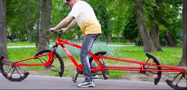 El creador de la bicicleta viral ahora hizo una con una rueda partida en tres: "Ocupa mucho espacio"