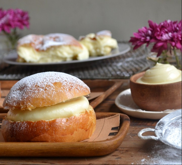 Tropezienne: pancitos brioche que se rellenan con crema pastelera.