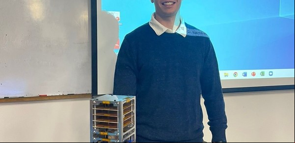Con 24 años es el primer ingeniero aeroespacial del país y quiere poner en órbita un nanosatélite en 2023