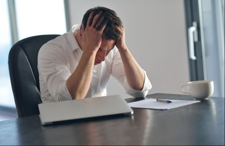 Las personas que trabajan de manera remota pueden ser más infelices con su empleo.