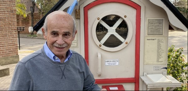 Tiene 80 años y fundó una "casita literaria" para incentivar la lectura en su barrio