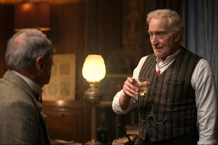 Charles Dance (entre otras producciones, "The Crown" y "Game of Thrones") es Roderick Burgess.