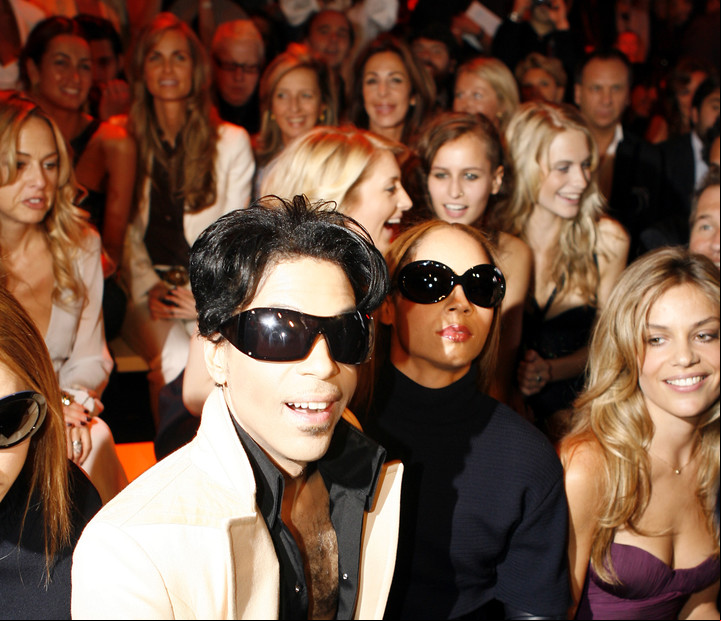 Prince en una visita al desfile de modas de Versace en Milán, 2006. Foto: AP