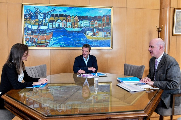 Sergio Massa; Fernanda Raverta y el secretario de Hacienda, Raúl Rigo.