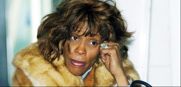 La autopsia de Whitney Houston: falta de dientes, senos falsos y nariz podrida