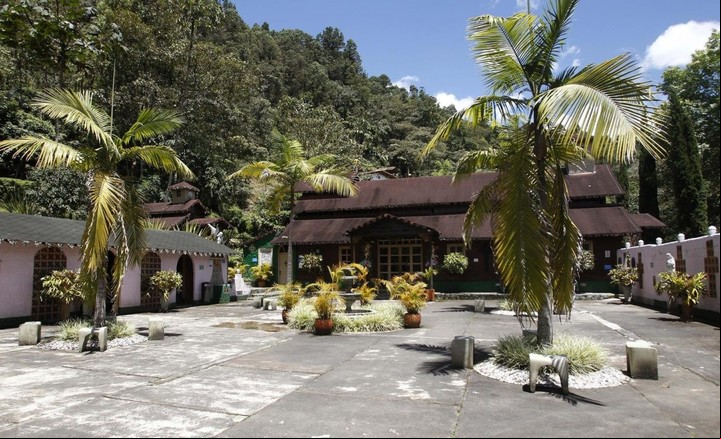 En lugar de celdas y barrotes, el recinto contaba con amplias habitaciones, salas de juego y gimnasio, además una catarata natural y cancha de fútbol, que en algún momento funcionó como helipuerto (EFE).