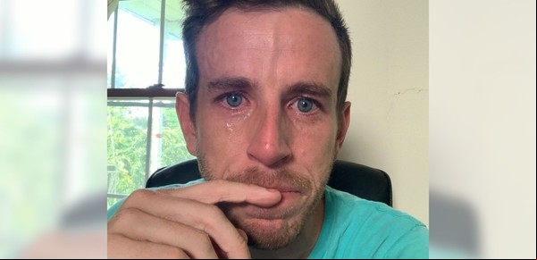 Habló el CEO que se sacó una selfie llorando por haber despedido a sus empleados